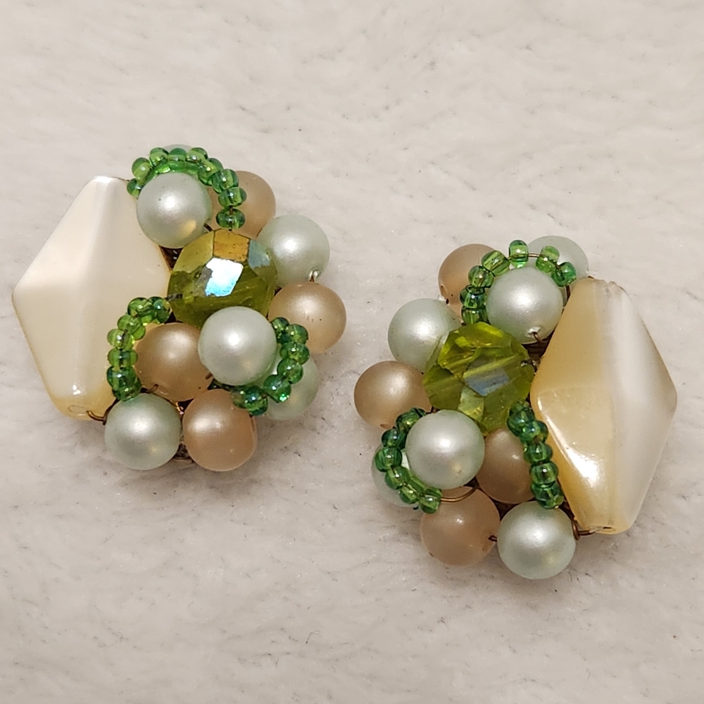💕Vintage Made in Japan Faux Pearl Beaded Cluster Design Clip-On Earrings 1"